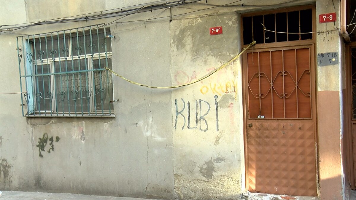 Duvarlarında rutubetli, mutfak tezgahının kırık, tuvaletin ise kullanılamayacak durumda olan evi kiralamak isteyenler fotoğrafları görünce vazgeçti. Ev ilandan kaldırılırken, emlakçı evde tadilat yapılacağını belirtti.