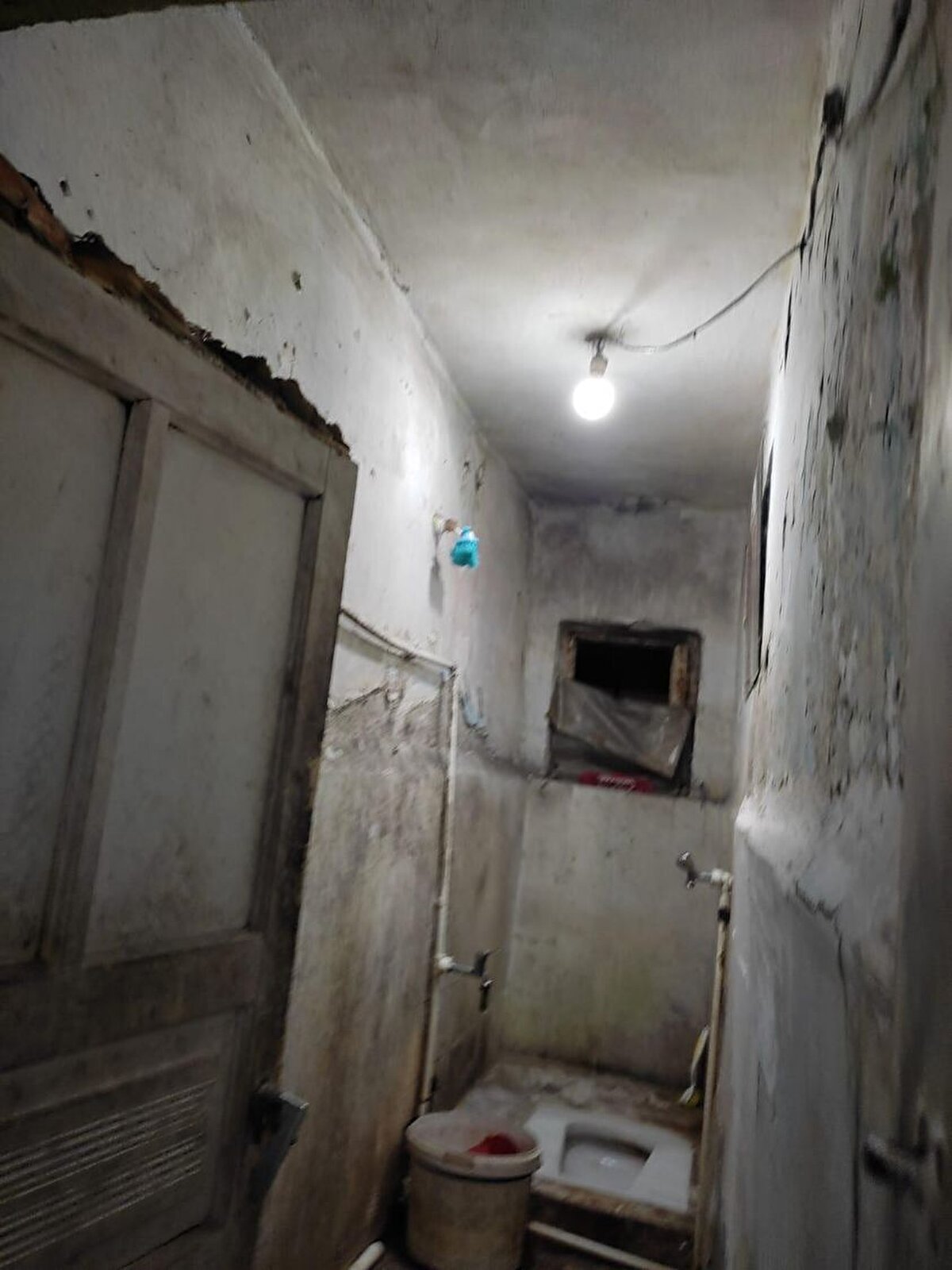 "ORASI DAHA ÖNCE KÖMÜRLÜKTÜ" <br>Mahalle sakini Binal Baş aklı olan insanın o evi tutmaz diyerek, "Ev adamın istediği parayı ister ama o ev 4 bin liraya tutulmaz. Orası daha öncesinden kömürlüktü" ifadelerini kullandı. Bir başka mahalle sakini Kerem Karaaslan da "İlanda bekara yazmış ama orası 4 bin lira etmez. Ev değil bildiğiniz harabe. Depo olarak bile kullanılmaz ev kokuyordur" dedi.