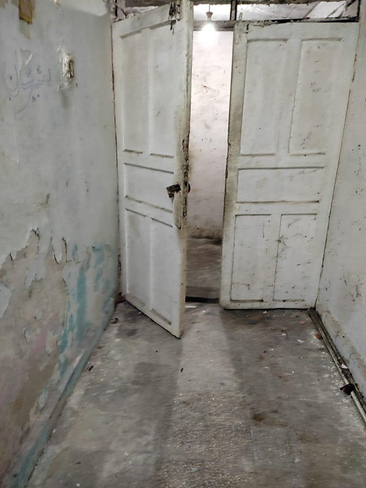 Emlakçı da evi internet sitesi ilan koyarak 4 bin lira kira istedi. İlan sitesinde bakımsız 2 1 daireye 4 bin lira kira istenmesi sosyal medyada tepkilere neden oldu.