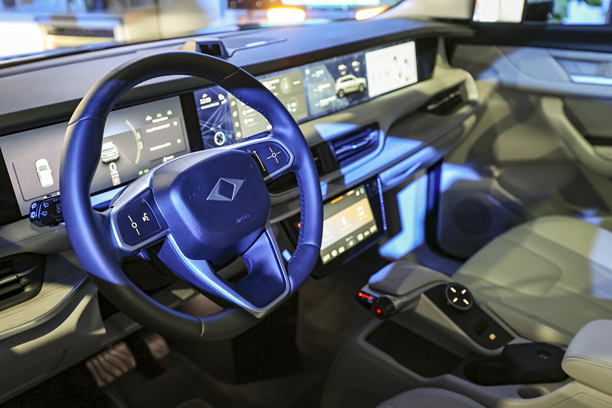 <br>Burada oluşturulan fuaye alanında Togg'un C-SUV ve sedan modeli ile sergilenen Devrim otomobili davetlilerden yoğun ilgi gördü.