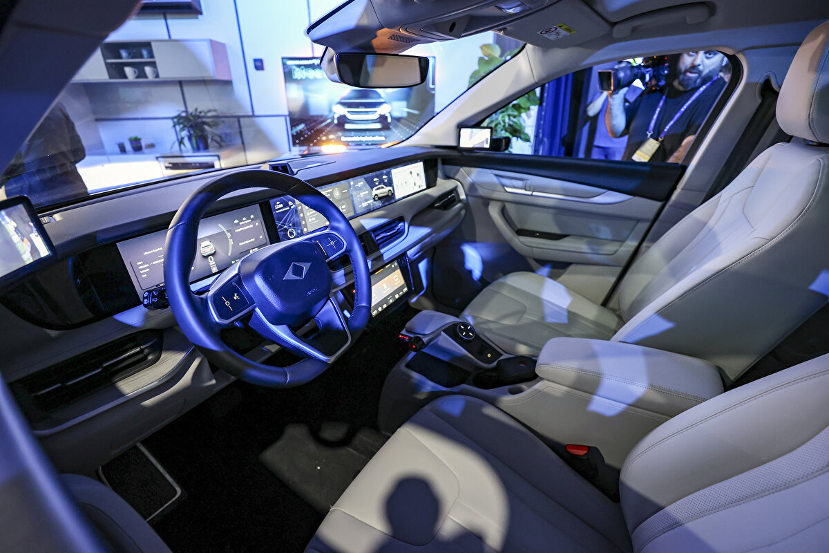 Bazı davetliler, alandaki simülasyona binerek Togg'un birebir sürüş deneyimini yaşadı. Togg araçlarının gövde ve batarya bölümlerinin sergilendiği fuaye alanında akıllı şarj istasyonlarının da tanıtımı gerçekleştirildi.