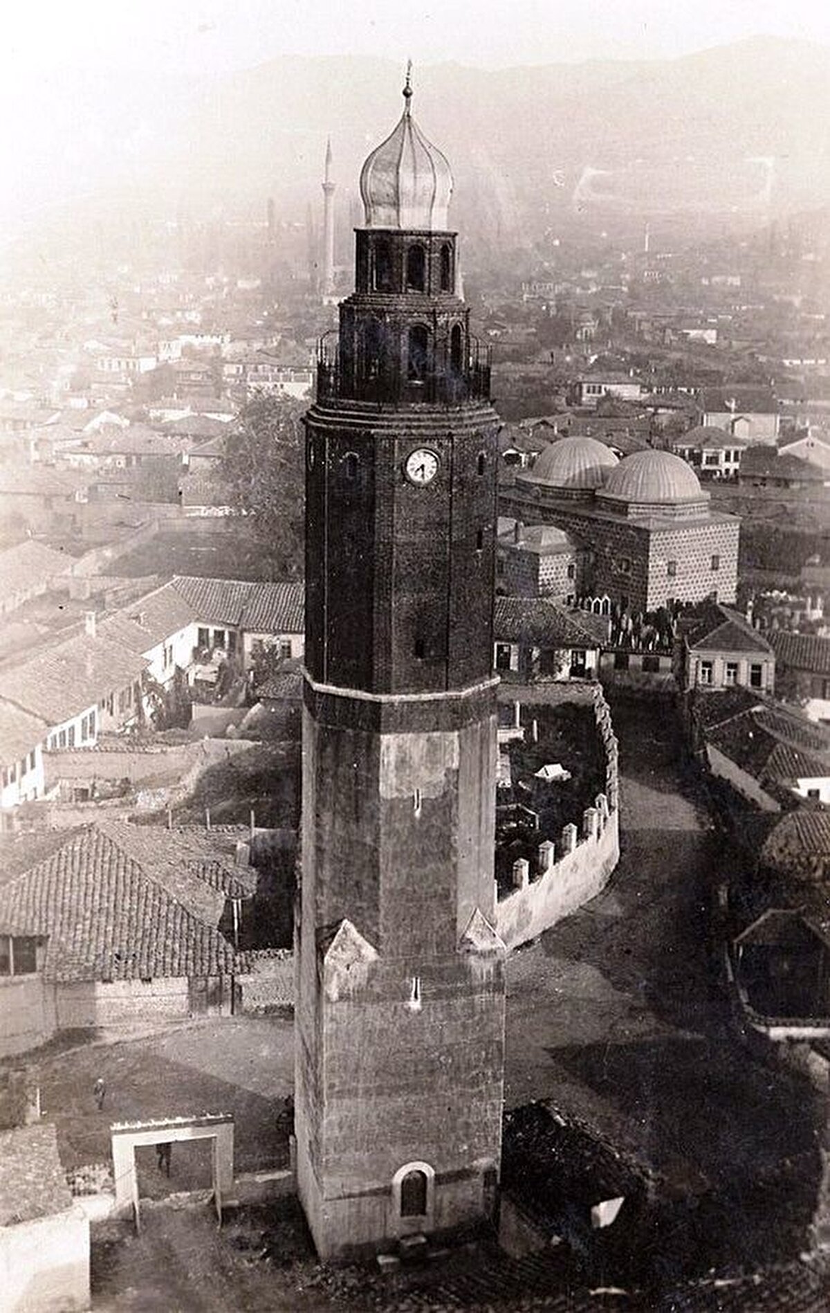 Evliya Çelebi, Seyahatname’de, Üsküp'te göğe uzanan uzun bir minareyi andıran saat kulesinin Üsküp'ü gezerken ilk gördüğü şey olduğunu ve sesinin çok uzaklardan duyulduğunu belirtiyor.