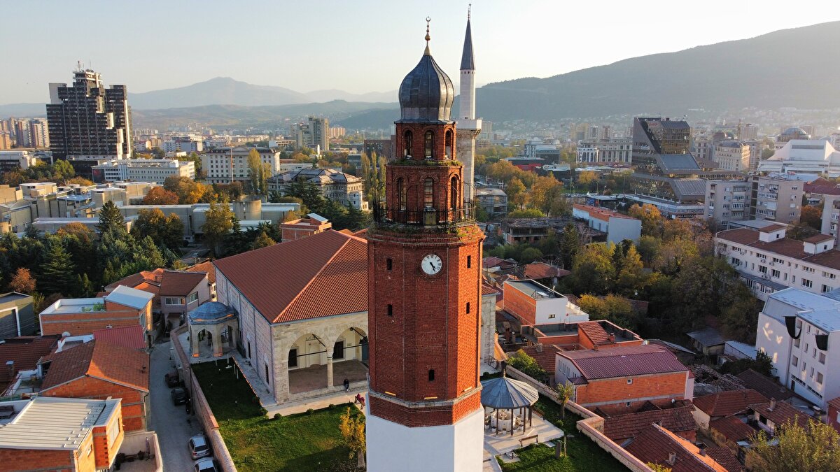 Eski Üsküp Çarşısı yakınlarında, tarihî Sultan Murat Camii'nin yanı başında bulunan 37 metre uzunluğundaki saat kulesi, şehre hâkim tepenin üzerindeki konumuyla Üsküp'ün sembol yapılarından biri olarak öne çıkıyor.