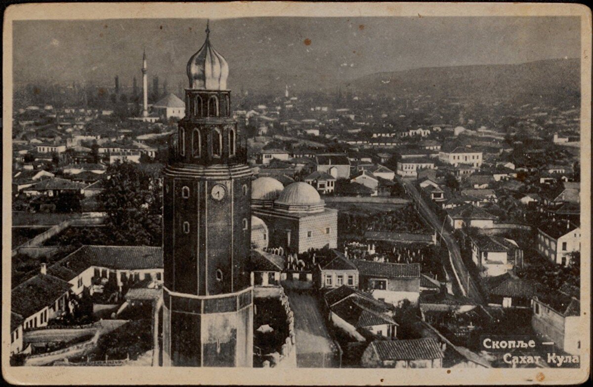 Avusturya Generali Enea Silvio Piccolomini'nin 1689'da kenti işgal ettikten bir gün sonra şehri yakma emrini vermesiyle Üsküp, büyük bir yangına maruz kaldı. 1560 veya 1570'li yıllarda inşa edildiği düşünülen saat kulesi, bu yangında büyük zarara uğradı.