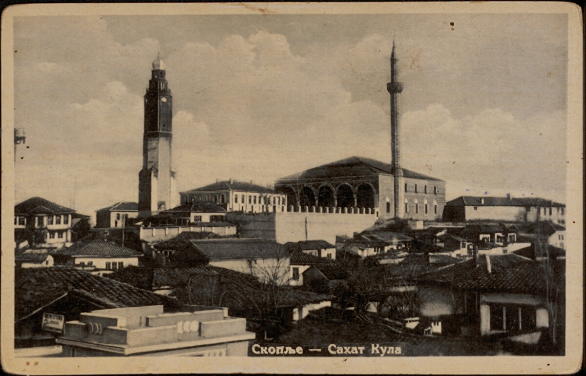 1904'te dönemin Kosova Valisi Hafız Mehmet Paşa'nın talimatıyla yenilenen saat kulesi, 1963'te Üsküp'te meydana gelen büyük depreme de direndi. Kule, depremde zarar görürken en üst kısmındaki saat mekanizması da hasara uğradı. Hasar gören kulenin saatleri, tamir bahanesiyle söküldü ve ardından kayboldu. Kule, Türkiye'nin de katkılarıyla 2008'de İsviçre yapımı yeni saatlerine kavuştu.