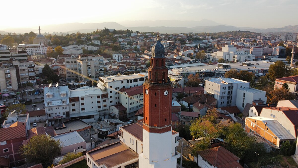 Kuzey Makedonya'da Osmanlı döneminde yaklaşık 20 saat kulesi inşa edildiği belirtiliyor, bunlardan en az 12'si mevcudiyetini koruyor.