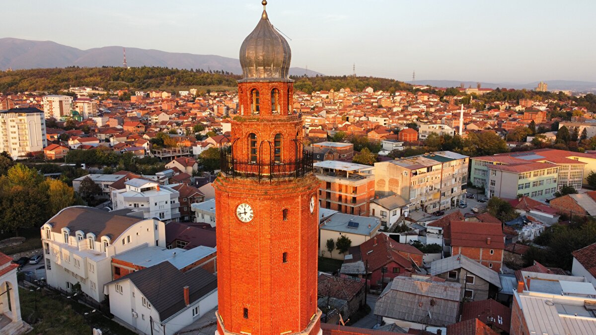 Osmanlı döneminde Balkanlar'da inşasına 16. yüzyılda başlanan saat kuleleri, çoğunlukla şehir meydanları ve tepeler gibi farklı konumlarda yer alıyor.