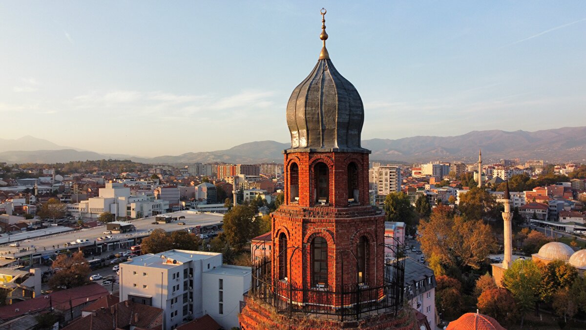 Saat Kulesi'nin kubbesi, Orta Çağ Rus mimarisine benzetilmesi sebebiyle farklı mimari özellik taşıyor. Kulenin girişinden saatlerin bulunduğu en üstteki bölüme kadar 105 basamak yer alıyor.