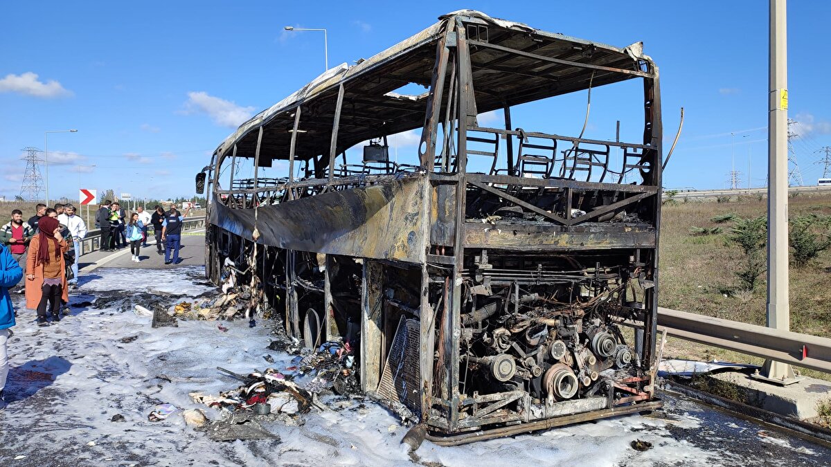  Soğutma çalışmalarının tamamlanmasıyla otobüsün tamamen yandığı görüldü. Yolculardan Ahmet Şirin, "Arkadan duman çıkmaya başladı. Arkadaşlar bizi uyardı, aracı sağa çekip durdurdu. İndik uzun süre yangın tüpü aradık ama bulamadık. Yoksa yangın küçük halde başladı, yangın tüpü bulsaydık söndürebilirdik. Arkamızda duran arabalara teker teker sorduk onlarda da yoktu. Gözümüzün önünde yavaş yavaş yanmaya başladı. İtfaiye gelene kadar büyüdü. Allah'tan kimseye bir şey olmadı. Tüm eşyalarımız yandı" diye konuştu. İtfaiyeye haber veren bir diğer yolcu Hasan Çetin de konuşmasında, "Biz kavşağı dönerken şoför arkadaş mazot kokusu geliyor dedi. Aracı durdurdu bir baktık arkadan alevler çıkıyor. Biz otobüsün içindeydik kendimizi dışarı attık. Otobüs Batman'dan geliyor. Neden yandığı belli değil. Yaralanan yolcu yok" ifadelerine yer verdi. 