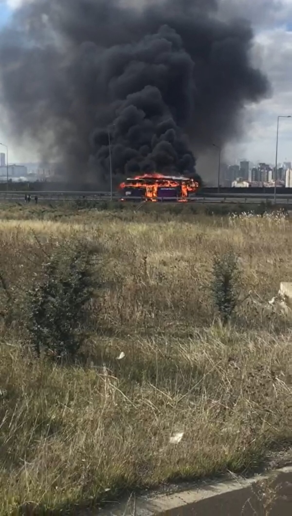 "YANGIN TÜPÜ BULSAYDIK SÖNDÜREBİLİRDİK"<br>İtfaiye ekipleri alevlerin sardığı otobüse müdahale ederek yangını söndürdü. 