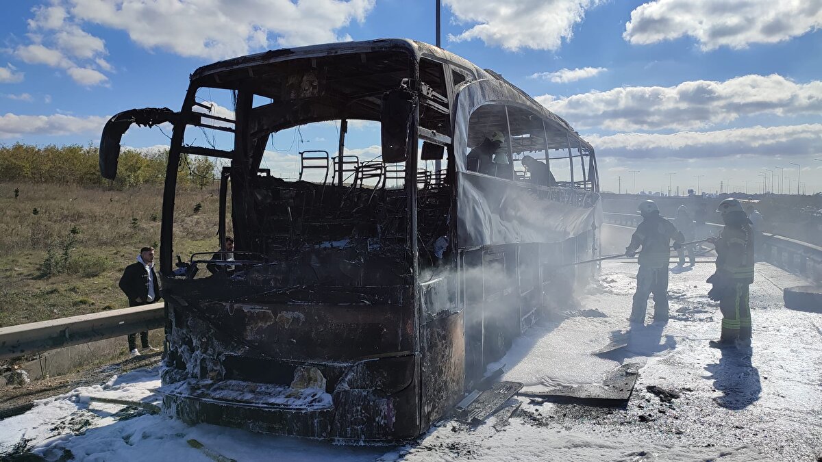 Yangın saat 11.15 sıralarında Başakşehir Kuzey Marmara Otoyolu Fenertepe Kavşağında seyir halinde olan yolcu otobüsünde çıktı. Batman'dan İstanbul'a gelen yolcu otobüsünde henüz bilinmeyen bir nedenle motor kısmından dumanlar çıkmaya başladı. 