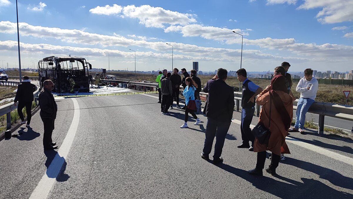 Durumu fark eden otobüs şoförü yolun sağında otobüsü durdurdu. Araçtaki 15 yolcu dışarı çıktı. İhbar üzerine Başakşehir ve Sultangazi ilçelerinden itfaiye ekipleri olay yerine sevk edildi. Bu sırada otobüsten inen şoför ve yolcular da yoldan geçen diğer sürücülerden yardım istemeye başladı. Yavaş yavaş büyüyen alevler otobüsü tamamen sardı. 