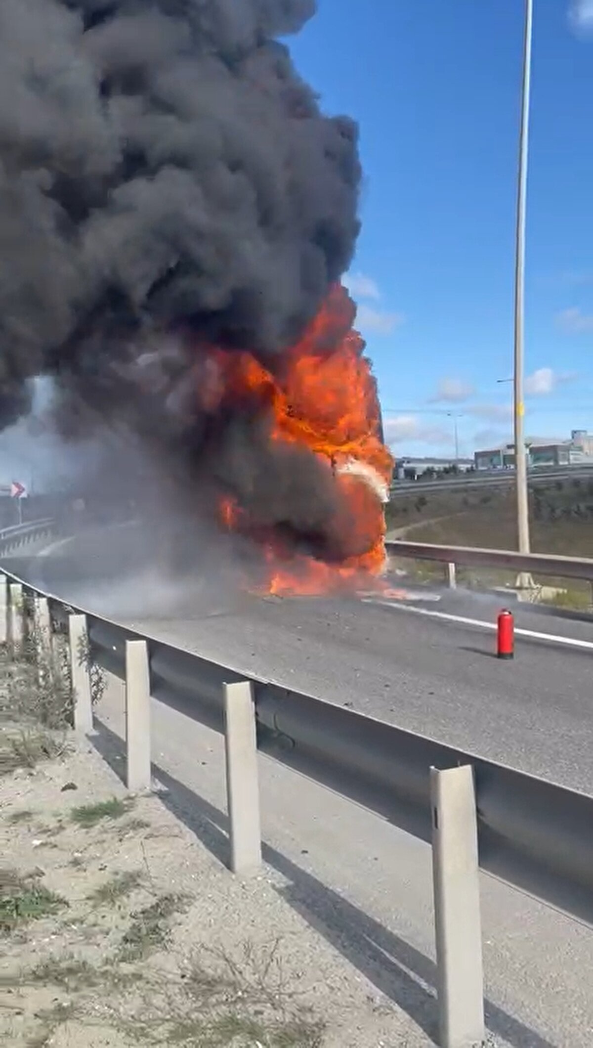 Bazı yolcular kendi imkânlarıyla otogara giderken bazıları da polis ekiplerinin yardımıyla otogara gitti. 