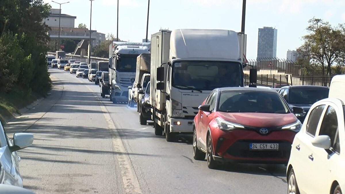 Sağlık ekipleri, Aşgenaz'ı olay yerindeki ilk müdahalesinin ardından ambulansla hastaneye kaldırıldı. Sürücünün durumun iyi olduğu öğrenildi.