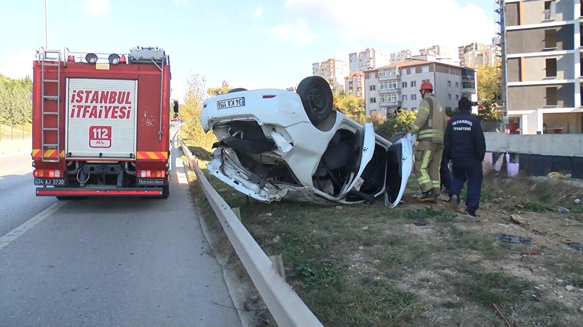<br>Polis ekiplerinin incelemesinin ardından kazaya yapan otomobil çekici ile olay yerinden kaldırıldı. Kaza nedeniyle Kartal TEM Bağlantı Yolu Sultanbeyli istikametinde trafik yoğunluğu oluştu.