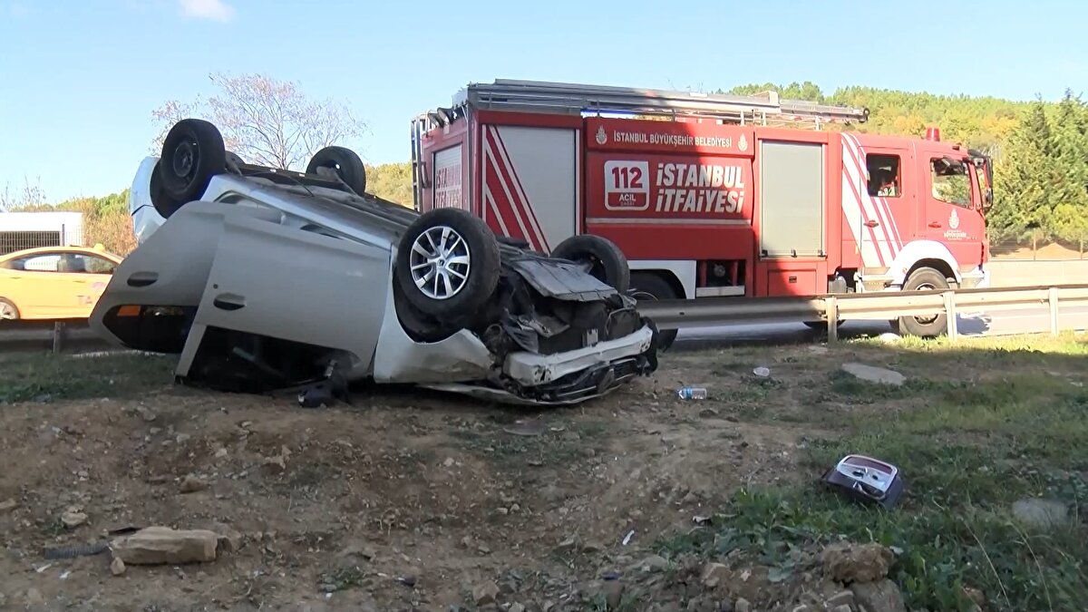 İtfaiye ekipleri araçta sıkışan sürücü Muhammet Aşgenaz çıkararak sağlık ekiplerine teslim etti.