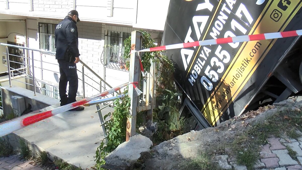  O sırada yolda kimsenin olmaması olası bir faciayı önledi. İhbar üzerine olay yerine itfaiye ekibi sevk edildi. Olay yerine gelen vinç kamyonu bulunduğu yerden çıkardı. 