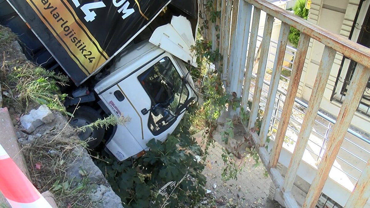 Mustafa Atay yönetimindeki 34 CLU 924 plakalı kasası eşya dolu kamyonu yokuşta park etti.  Eşyaların boşaltıldığı sırada içinde şoförü olmayan kamyon kaymaya başladı. Kamyonun kasasındaki iki kişi kamyondan atlarken, hızlanan kamyon bir apartmanın önündeki boşluğa düşerek durdu.