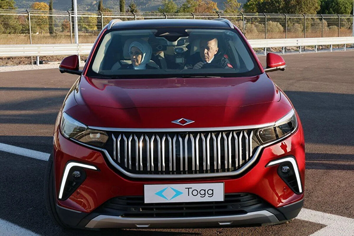 Togg logolu montlar giyen Cumhurbaşkanı Erdoğan ile eşi Emine Erdoğan, sonrasında Togg aracını test etti.<br><br>