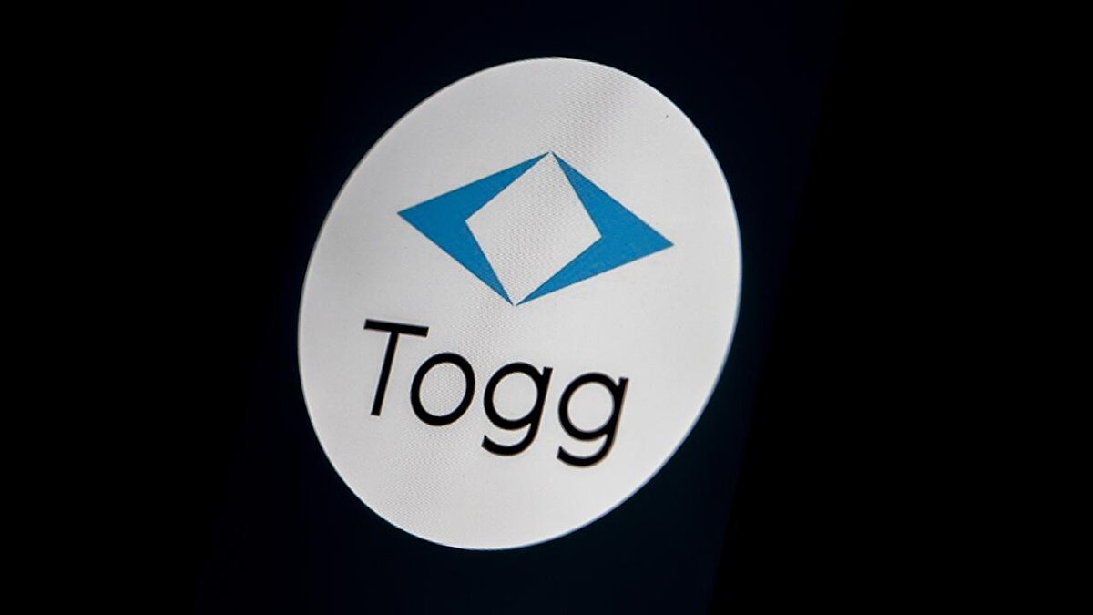 Togg, Türkiye’nin büyüleyici güzelliklerinden ilham alarak tasarlanan otomobilin dış renklerine "Anadolu", "Gemlik", "Oltu", "Kula", "Kapadokya" ve "Pamukkale" isimlerini verdi.<br><br>Togg, kampüsünün de yer aldığı Gemlik’in zeytin ağaçlarının gölgesindeki mavi sularını, Anadolu topraklarındaki cana yakınlık ve tutkuyu yansıtan kırmızıyı, Oltu taşının göz alıcı siyahlığını, parlak dokusunu, sağlam yapısını, Kula’nın doğal yapısı, kayaçları ve vadileriyle yerkürenin milyonlarca yıllık geçmişini bugüne taşıyan gri ihtişamını, Kapadokya’nın olağanüstü güzellikteki doğa harikası peri bacalarının toprak ve kum bejini, Pamukkale travertenlerinin göz kamaştıran beyazlığını, C-SUV’un dış renklerinde buluşturdu.