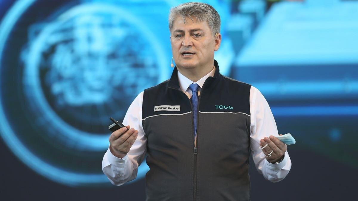 Ülkemizin sahip olduğu eşsiz güzelliklerden ilham alıyoruz"<br><br>Açıklamada konuya ilişkin görüşlerine yer verilen Togg Üst Yöneticisi (CEO) M. Gürcan Karakaş, global bir marka oluştururken doğum yerinin Türkiye olduğu bilinciyle hareket ettiklerini belirterek, şunları kaydetti:<br><br>"Fikri ve sınai mülkiyeti yüzde 100 Türkiye’ye ait, küresel düzeyde rekabet edecek bir marka ortaya çıkarmak ve Türk mobilite ekosisteminin çekirdeğini oluşturmak hedefiyle çıktığımız bu yolda, ülkemizin sahip olduğu eşsiz zenginliklerden ilham alıyoruz. Logomuzda da vurguladığımız dualite temasında olduğu gibi 'duygusal' Doğu kültürü ve 'rasyonel' Batı kültürlerinin harmanlanmasını temsil eden bir markayız. İlk akıllı cihazımızın renklerini tasarlarken de Türkiye’mizden ilham aldık. 'Anadolu', 'Gemlik', 'Oltu', 'Kula', 'Kapadokya' ve 'Pamukkale' isimli renklerimizle ülkemizin sahip olduğu benzersiz güzellikleri Togg’un ilk akıllı cihazı C-SUV modeli ile kullanıcılarımızla buluşturmaktan mutluluk duyuyoruz."<br>