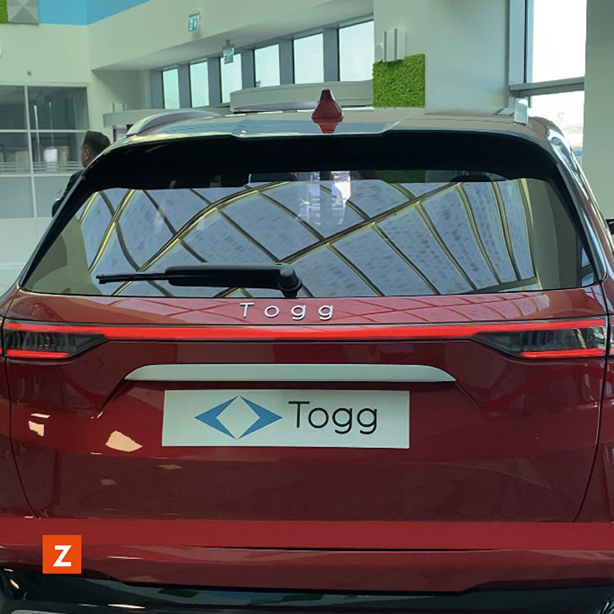 Doğuştan elektrikli modüler platform ile "300+" ve "500+" kilometre menzil opsiyonlarına sahip olacak otomobil, merkeze sürekli bağlı olacak ve güncellemeleri uzaktan 4G/5G bağlantısıyla alabilecek.