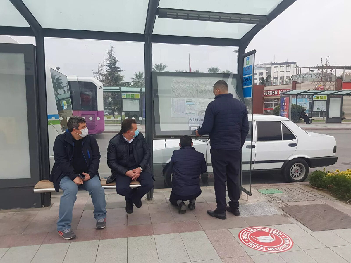 OTOBÜS DURAKLARINDA MASKE TAKILMALI<br>Araç yoğunluğunun, trafikte birikimlerin, dizel araçların şehir içerisindeki varlığının hava kirliliğine neden olduğunu belirten Uluslararası Hava Kirliliği Önleme ve Çevre Koruma Birliği Başkanı Prof. Dr. Selahattin İncecik ise, "Tüm büyükşehirlerde olduğu gibi İstanbul'da da havanın kalitesine özen göstermemiz gerekiyor. Havanın kalitesi konusundaki en etkili kirletici partikül madde. Bu da büyük ölçüde trafikten kaynaklanıyor" diye konuştu. Prof. Dr. İncecik, mutlaka otobüs duraklarında maske takılması gerektiğini vurgulayarak, "Otobüslerin kalkışlarındaki egzoz dumanlarını duraktaki insanlar soluyor. Bu durum pandemide düzeldi ama, sonrasında yine aynı seviyeye gelmeye başladı. Araç emisyonları konusunda şehir merkezlerine ve ilçelerine girişlerde engeller konulmadığı sürece bu tavsiyem geçerli" dedi. <br><br>BOĞAZİÇİ HATTI DOĞAL HAVALANDIRMA YAPIYOR<br>İstanbul'da topografik yapının büyük farklılık gösterdiğini belirten Prof. Dr. İncecik, "Bazı bölgelerin trafikten kaynaklanan kirlilikten daha fazla etkilendiğini görüyoruz. Avrupa yakasında, Bağcılar ve çevre ilçelerde ciddi bir partikül kirliliği var. Anadolu yakasında da Maltepe ve Kartal bölgesinde durum benzer. Boğaziçi hattı, büyük bir doğal havalandırma yapıyor. Hedef, insan yaşamının daha kaliteli hale gelmesi olmalı. Hem ısıtmada hem trafikte hem de sanayi bölgelerinde ciddi yaptırımlar gerekiyor" şeklinde konuştu.