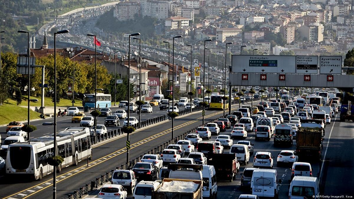 İÇ SİRKÜLASYONU ÇALIŞTIRIN<br>Prof. Dr. Öztürk, bir insanın ortalama 88 dakika trafikte kaldığına dikkat çekerek, "İstanbul'da şu anda hava kirliliğiyle alakalı bir şey yok ama, yol koridorlarında hava kirliliği sınır değerlerini aşabilir. İnsanlar ortalama 88 dakika trafikte kalıyor. Araçların yoğun olduğu yerde iç sirkülasyonu çalıştırın. Dışarıdan havayı alıp içeriye vermeyin" dedi. <br>Prof. Dr. Öztürk, havaların soğumaya başlamasıyla, ısınma kaynaklı kirliliğin de artabileceği uyarısı yaparak, "Bir insan günde 14-16 bin litre hava soluyor. 3 temel kirletici kaynağımız var. Birincisi ulaşım, ikincisi sanayi, üçüncüsü ise ısınmada kullanılan yakıtlar. Isınmada kullanılan yakıt miktarı artacağı için, hava kirliliğinde yüzde 30'la 40 oranında artış görülebilir. Yine de bu değerler kirli hava standartlarının altında" diye konuştu.