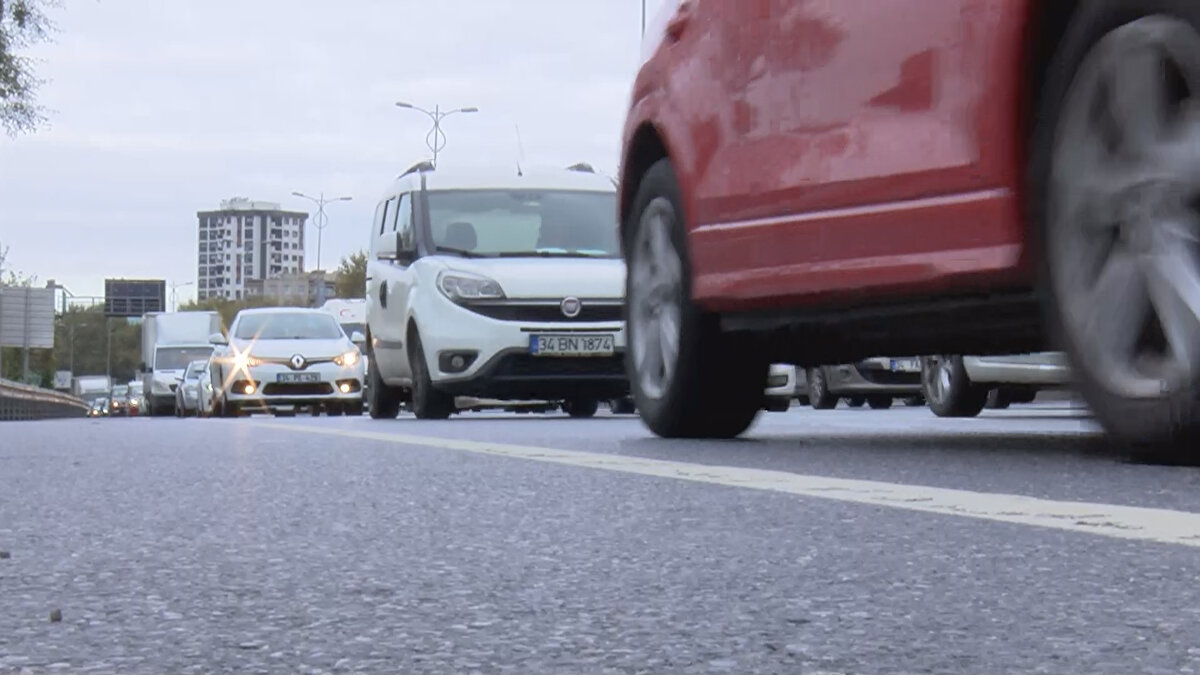 Dünya Sağlık Örgütü (DSÖ) verilerine göre, her yıl 7 milyon insan hava kirliliği nedeniyle, erken ölüm riskiyle karşı karşıya kalıyor. Uzmanlara göre hava kirliliğinin temel nedenleri arasında da ulaşım yer alıyor. Büyükşehirlerin karşılaştığı en önemli sorunlardan biri olan trafik yoğunluğu, hava kirliliğine de etkiliyor. TÜİK verilerine göre, İstanbul'da Ağustos ayı itibariyle trafiğe kayıtlı toplam 4 milyon 587 bin 836 araç bulunuyor. Her geçen gün trafiğe katılan yeni araçlarla birlikte hava kirliliği riski de artıyor. <br>Uzmanlar trafik sorununa, hava kirliliği açısından da çözüm bulunması gerektiğini belirtirken, sürücüler ise, İstanbul trafiğine çözüm bulunamayacağını savunuyor.