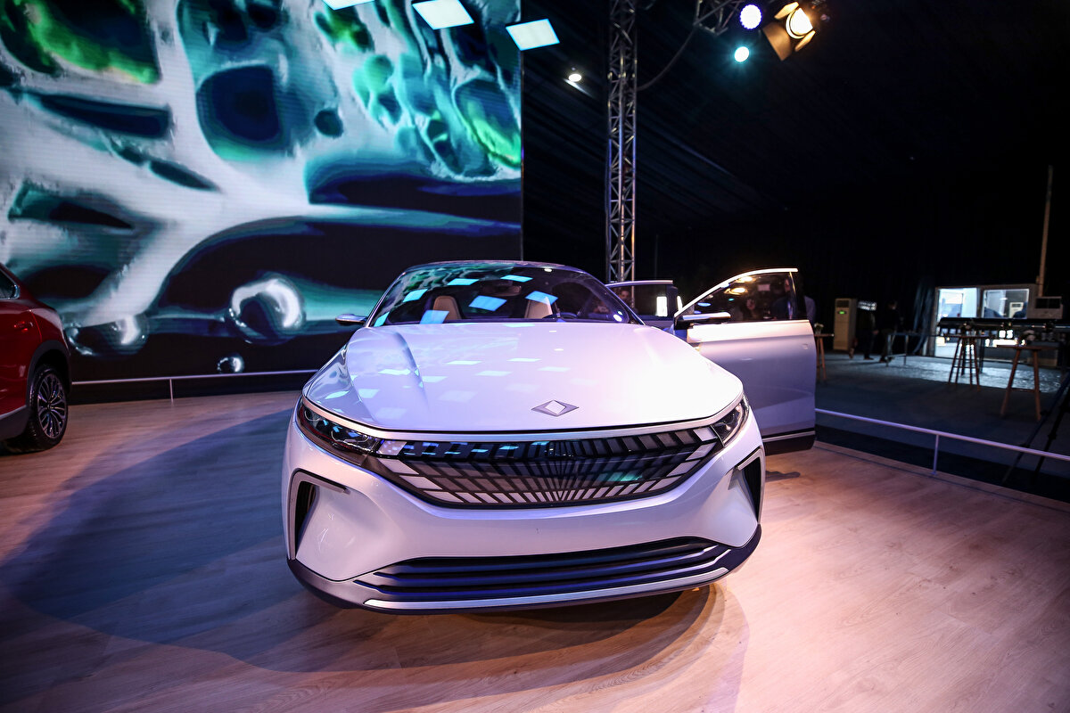 5- Sedan en zaman gelecek?<br><br>Togg, C-SUV’un ardından 2025 yılının ilk yarısında C-Sedan modelini satışa sunacak. 2026 yılında ise yine dört kapılı C-XCoupe satışta olacak.<br>