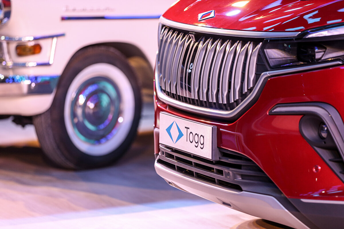 3-Nasıl satılacaklar?<br><br>Bayi olmayacak. Doğrudan internet üzerinden satışa çıkacak. Araçları deneyimlemek isteyenler için de ilki Zorlu Center AVM’de olmak üzere 2023’e kadar 19 deneyim merkezi açılacak.<br>