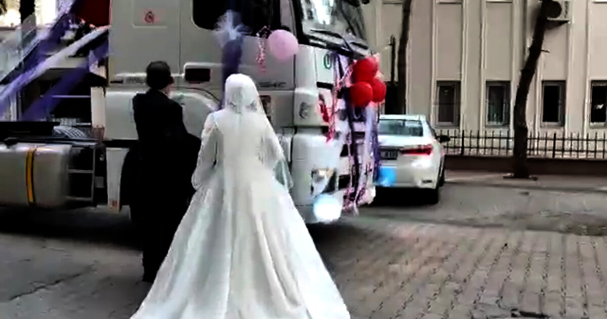 Eşinin teklifi ilk duyduğunda çok şaşırdığını anlatan Bozkurt, yakınlarından ve ilçedeki tur sırasında vatandaşlardan olumlu tepki aldığını ifade etti.<br>