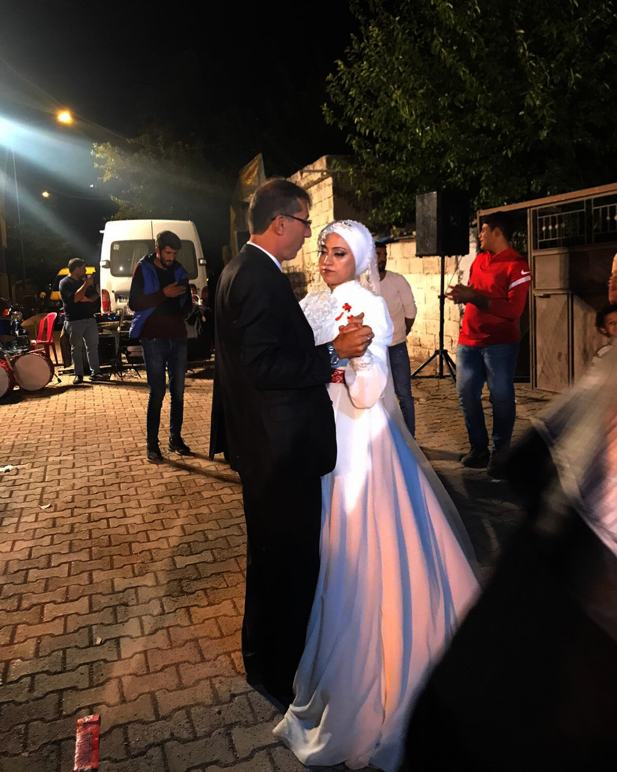 TIR şoförlüğü yapan İmam Bozkurt (35), yaşamını Hatice Çavdar ile birleştirdi. Bozkurt, kullandığı TIR'ı ise gelin arabası yaptı. 