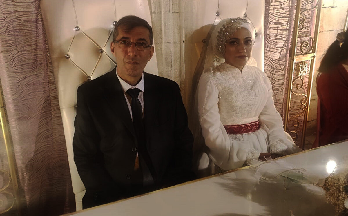 En büyük hayalinin kullandığı TIR'ı gelin arabası yapmak olduğunu belirten İmam Bozkurt, "Ben yıllardır TIR şoförlüğü yapıyorum. Çocukluk hayalim buydu ve Allaha şükürler olsun hayalimi gerçekleştirdim. Bunun için çok mutluyum" dedi.