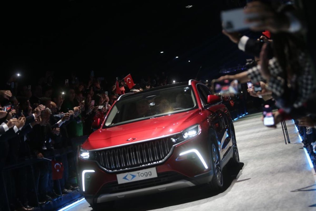 Törende konuşan Cumhurbaşkanı Recep Tayyip Erdoğan, otomobilin ön satışı şubat ayında başlayacağını ve fiyatının da bu tarihte belli olmasının beklendiğini açıkladı. <br><br>