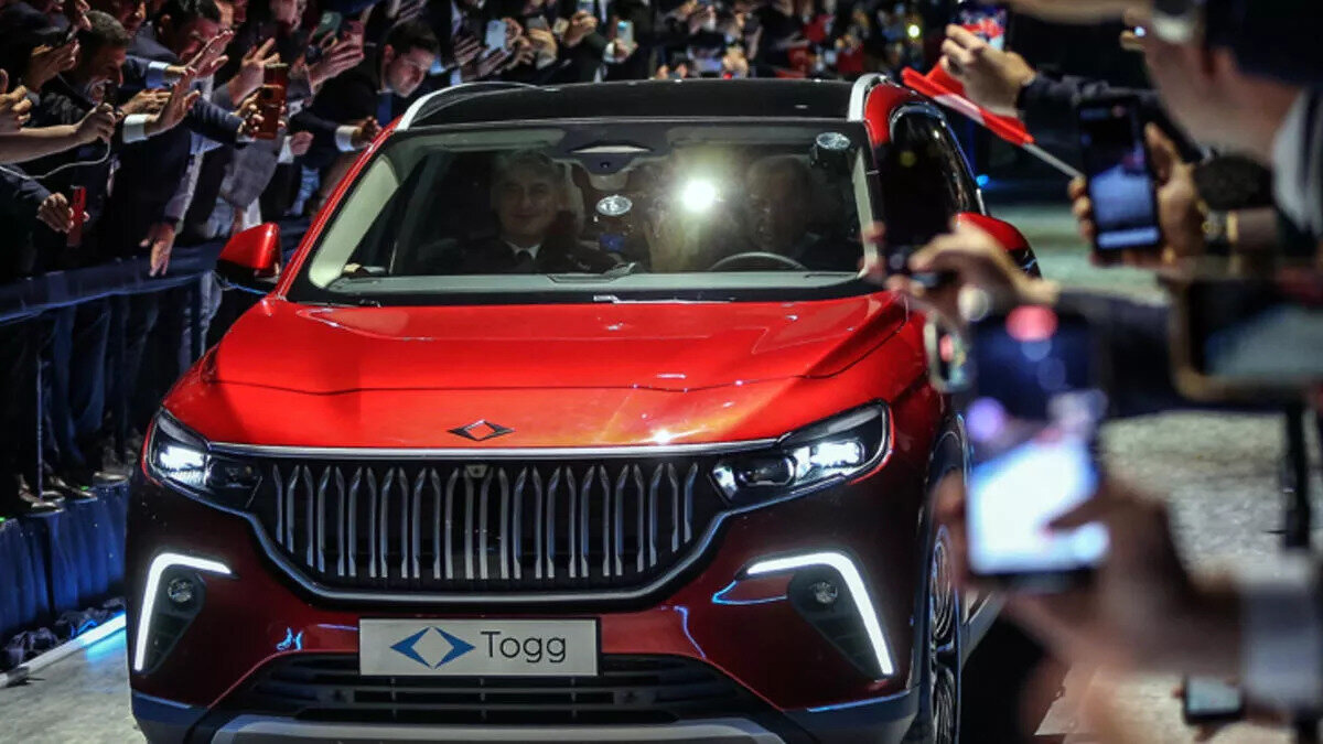 Cumhurbaşkanı Erdoğan, "Bugün seri üretim bandından çıkan araçların test ve sertifikasyon süreçleri başlıyor. Avrupa yollarının da tozunu attıracağı için yeterlilik sertifikasına sahip olacak. 2023'ün ilk çeyreğinin sonunda yollarımızda göreceğiz. Yeni nesil bir girişim olan Togg aracısız bir şekilde vatandaşlarımızla buluşacak. Satış işini dijital ve fiziksel deneyimi birleştirerek çözmeye karar verdik. Vatandaşlarımız şubatta ön satış siparişlerini verebilecek" dedi.<br><br>