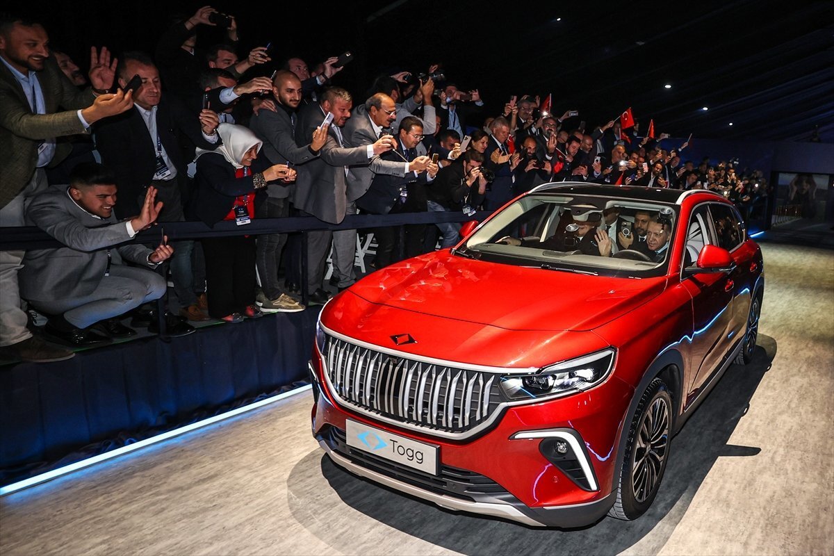 Yerli otomobil Togg'un seri üretiminin yapılacağı Gemlik Kampüsü düzenlenen resmi törenle açıldı. Etkinlikte ilk elektrikli otomobili olan C-SUV modeli de seri üretim bandından indi. <br><br>