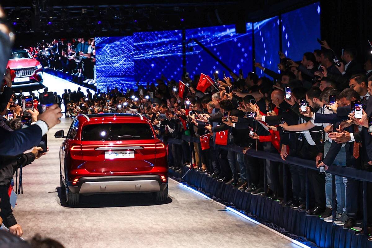 FİYAT NE ZAMAN AÇIKLANACAK?<br>Togg'un fiyatıyla ilgili de konuşan Erdoğan, "Togg'un fiyatına piyasa şartlarında rekabetçiliğini sağlayacak şekilde babayiğitlerle birlikte karar vereceğiz. Mart ayı sonunda piyasaya çıkacak ürünün fiyatını bugünden vermek mümkün değil. Sanıyorum ön satışın başlayacağı şubat ayında Togg'un fiyatı da açıklanacaktır" diye konuştu.