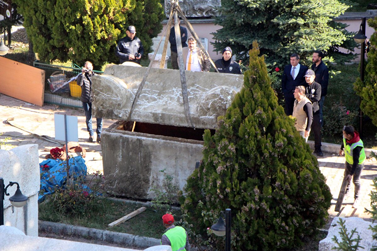 Bolu'da Tepecik Mahallesi'nde bir inşaatın bahçe duvarının temeli için yapılan kazıda iş makinesi sert bir cisme çarptı. Operatör, iş makinesiyle etrafını kazınca lahit ortaya çıktı.<br><br>