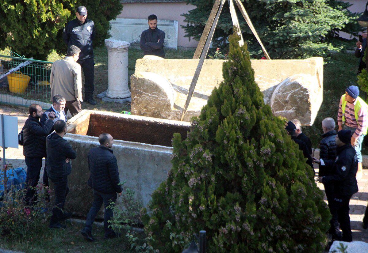 Bolu Müze Müdürlüğü bahçesinde bulunan lahidin kapağı uzman arkeologlar ile birlikte vinçle kaldırılarak açıldı. Müze etrafında toplanan meraklı vatandaşlar da lahidin açılmasını izledi.<br><br>