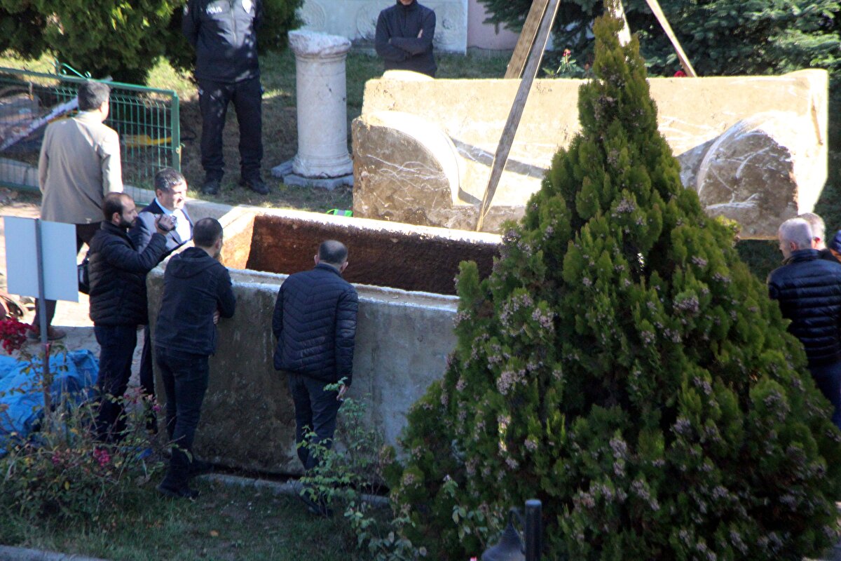 İncelemede, Roma dönemine ait olduğu değerlendirilen lahit, vinçle bulunduğu yerden çıkarıldı. Lahit, incelenmek üzere aynı gün müze müdürlüğü bahçesine götürüldü.<br><br>