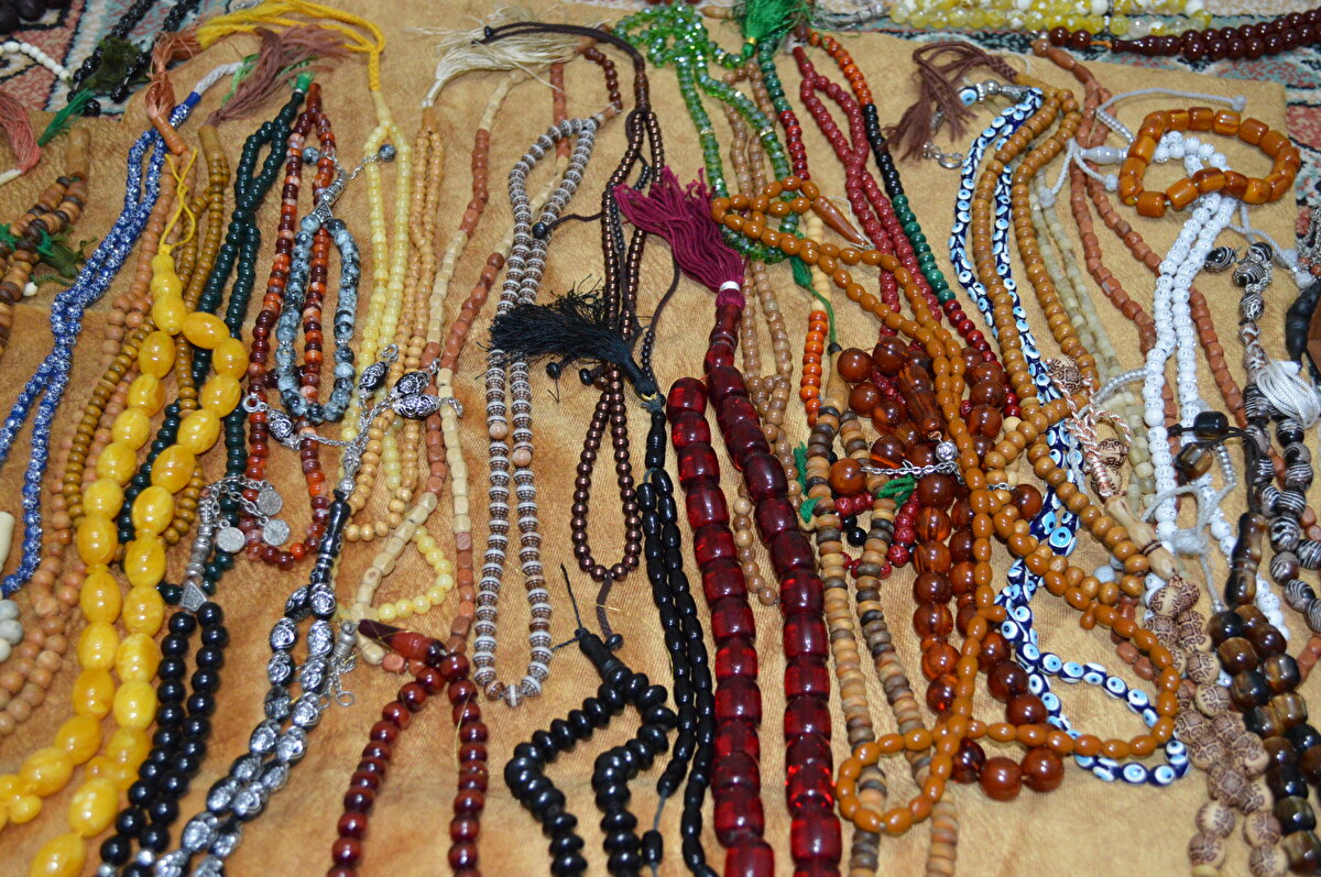 İki çocuk babası gazeteci Yücel Çakmak, 2013'te gittiği İstanbul'da, Beyazıt Meydanı'nda gezerken tezgahta satılan tespihlerden birkaç tane aldı. Memleketine dönen Çakmak, tespih koleksiyonu oluşturmaya karar verdi. Çeşitlerine göre tespih alan Çakmak, 9 yılda 700 civarında tespih biriktirdi.