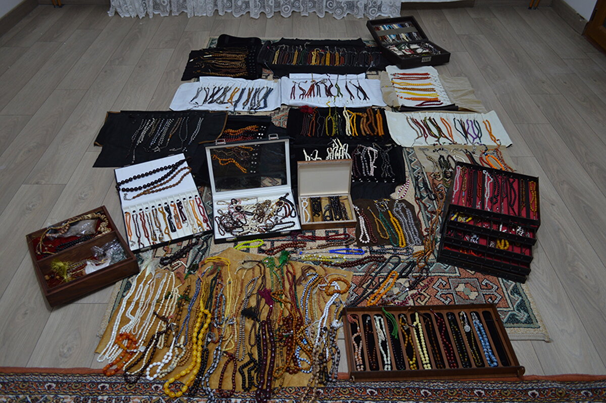 Çakmak, hayvansal ürün, ağaç ve doğal madenden yapılan 33'lük, 45'lik ve 99'luk tespihleri evinde sergilemeye başladı. Çakmak, özellikle ağaçtan yapılan tespihleri badem yağı ile silip, bakımını yapıyor.