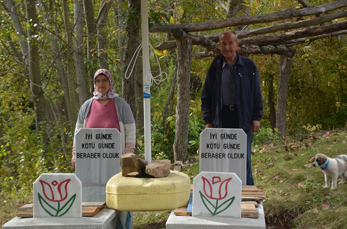 Erol Ünal, eşi Firdevs Ünal ile yan yana olabilmek için köyde bulunan bahçesine mezarlarını yaptırdı. 