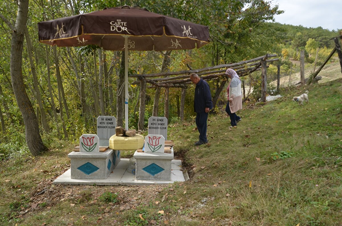 İlerleyen yaşları ve sağlık problemlerinin ardından ölümü düşünmeye başlayan çift, çocukları da olmadığı için ölmeden önce mezarlarını yaptırma kararı aldı. 