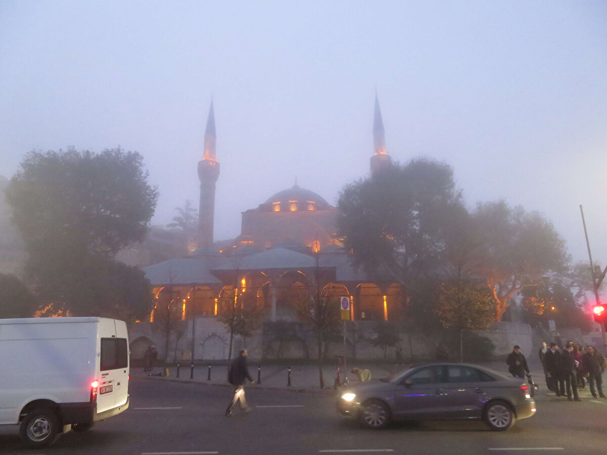 İstanbul'da gece saatlerinde başlayan sis etkisini sürdürüyor. Oluşan sis nedeniyle bazı vapur ve motor seferleri de iptal edildi.