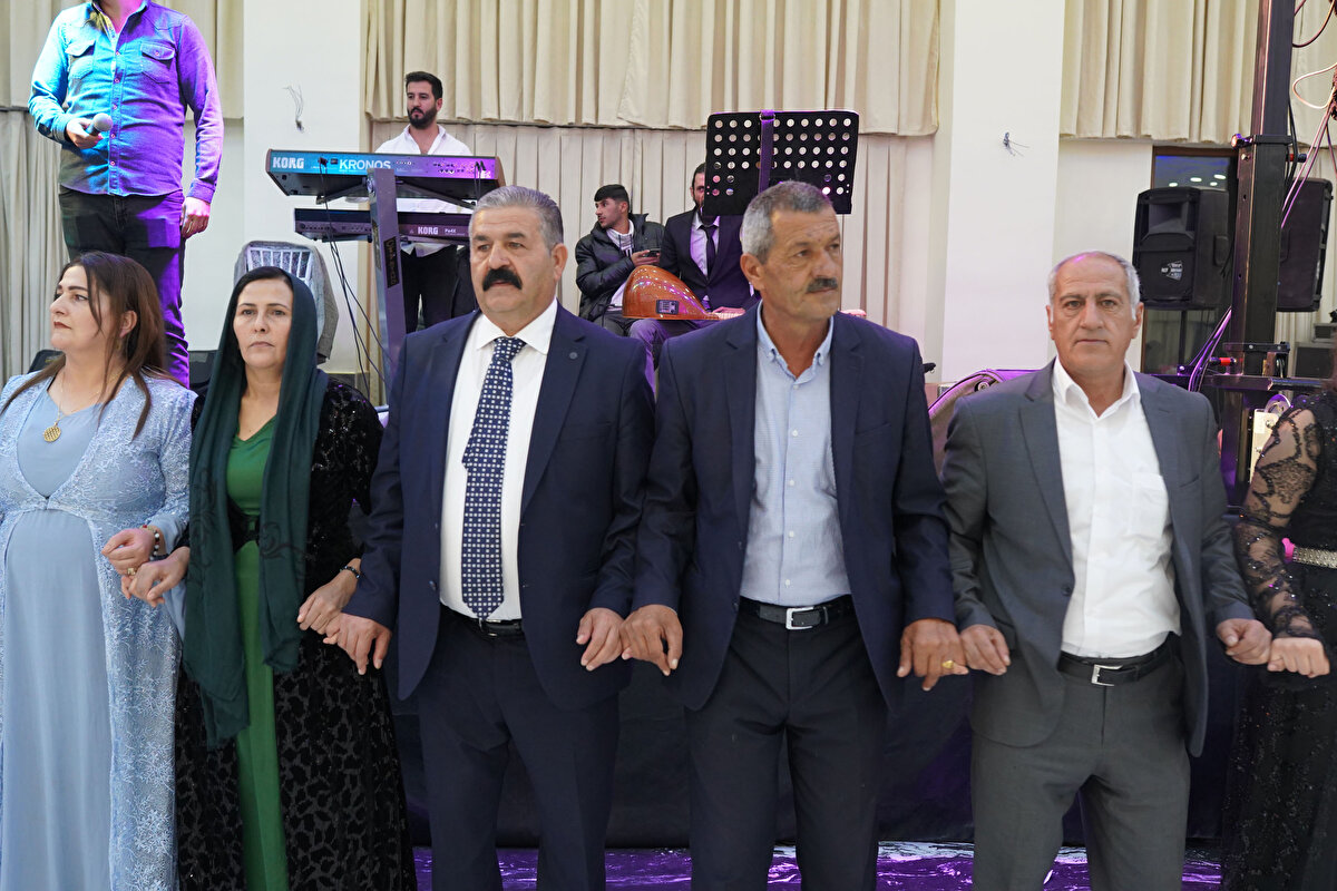 Düğüne İran, Irak ve Türkiye'nin çeşitli kentlerinden yaklaşık 3 bin kişi katılırken, davetliler için 50 küçükbaş kesilerek kavurma, pirinç pilavı ve cacık ikramında bulunuldu.