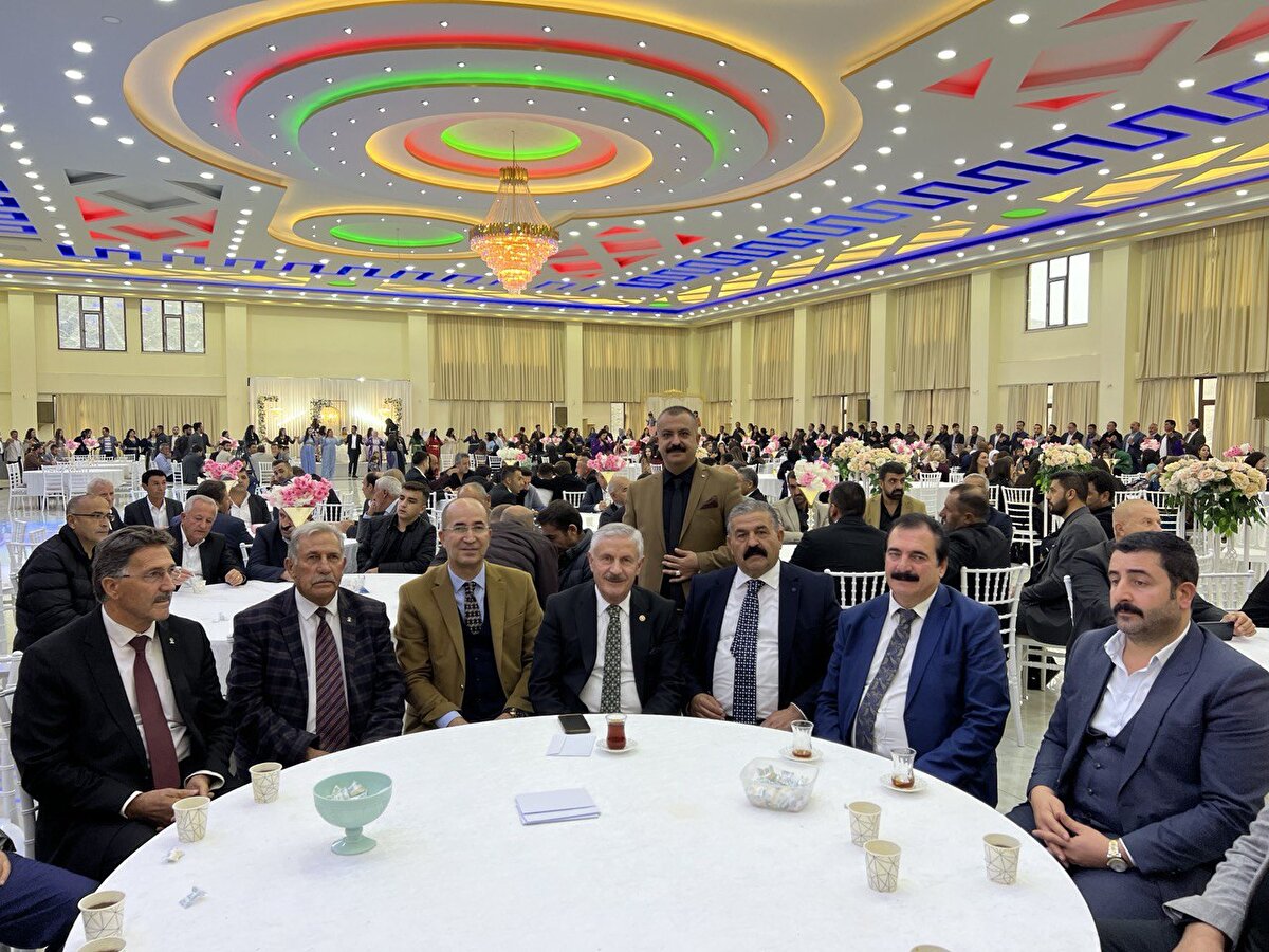 Yüksekova'da yaşayan Diri aşiretine mensup iş insanı Habip Öner'in emlakçı oğlu İshak Öner ile Van'da yaşayan Ertoşi aşiretinin bir kolu Alan aşiretinden Fazıl Parım'ın kızı Evin Parım, dünyaevine girdi.