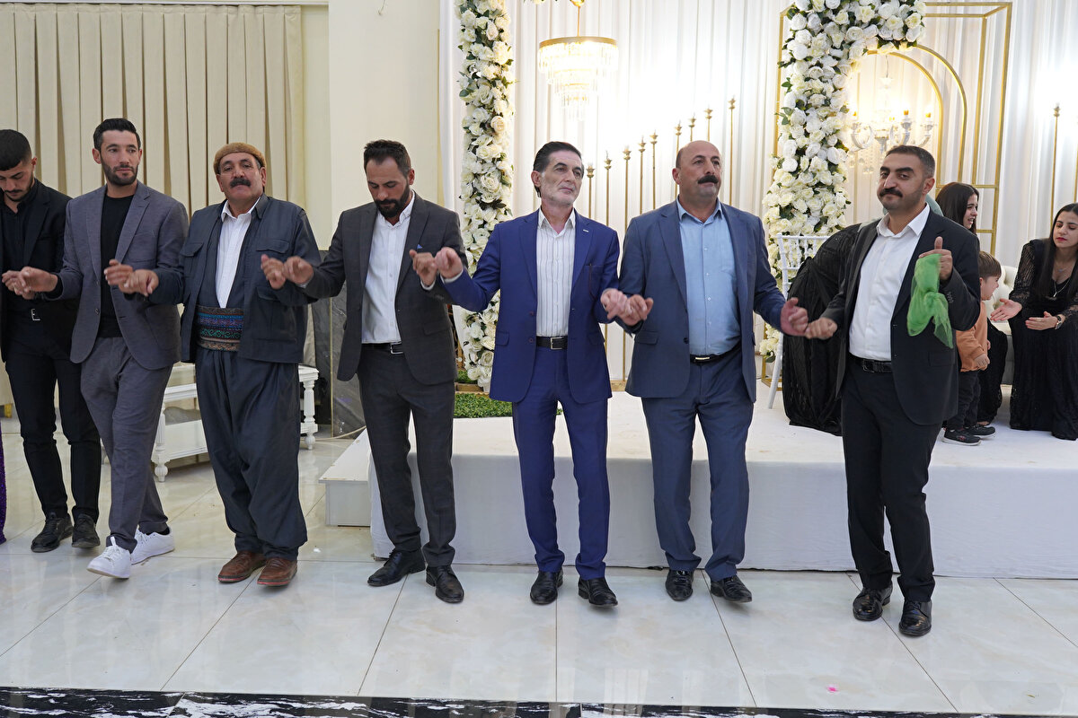 Türkçe ve Kürtçe şarkılar eşliğinde halayların çekildiği düğünde gelinle damada 1,5 milyon liralık takı ve para takıldı.