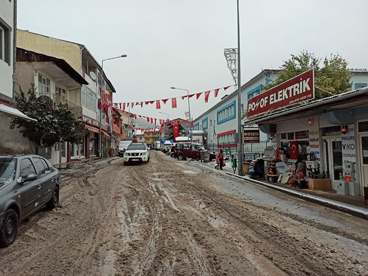 Ekipler, yolu açık tutmak için çalışma başlattı.